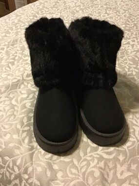 Women's Black Faux-Fur Cuffed Winter Ankle Boots